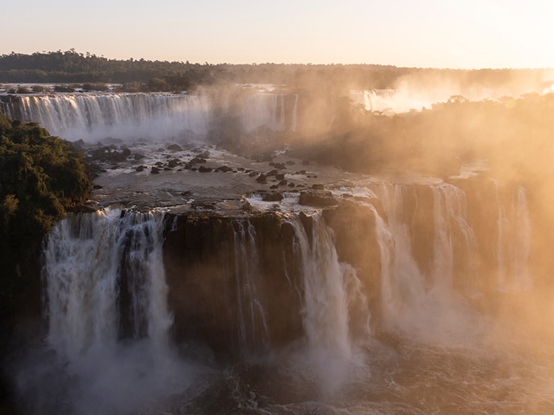 Foto das quedas d'água ao amanhecer.