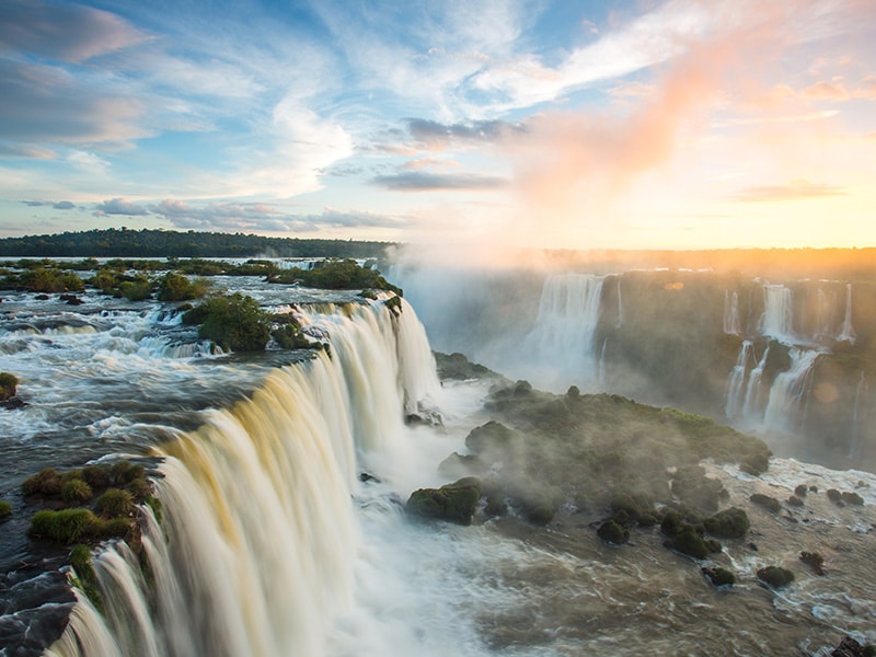Céu do amanhecer nas cataratas do Iguaçu.