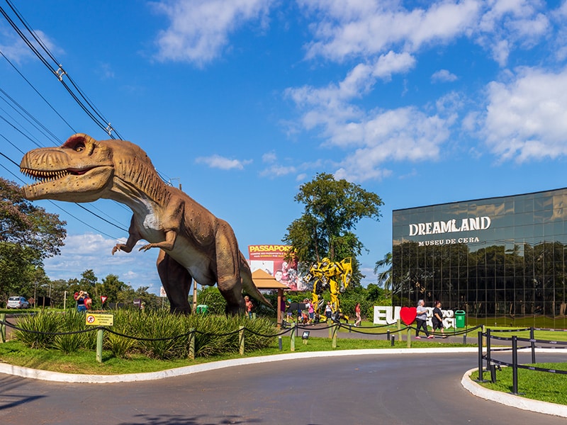 A imagem mostra a fachada da Dreamland em Foz do Iguaçu.