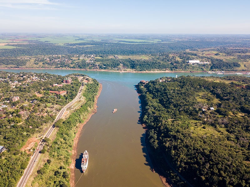 A imagem mostra uma parte de Foz do Iguaçu durante o amanhecer.