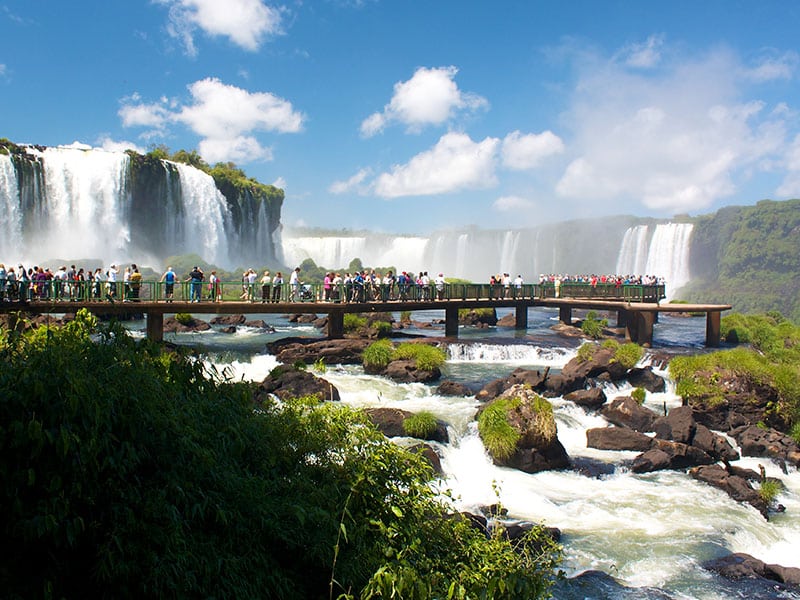 A foto mostra as deslumbrandes cataratas do Iguaçu no fim do verão