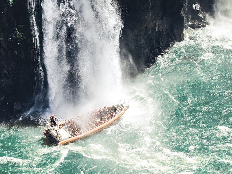 A foto mostra uma queda d'água que pode ser vista no fim do verão em Foz do Iguaçu no Macuco Safari