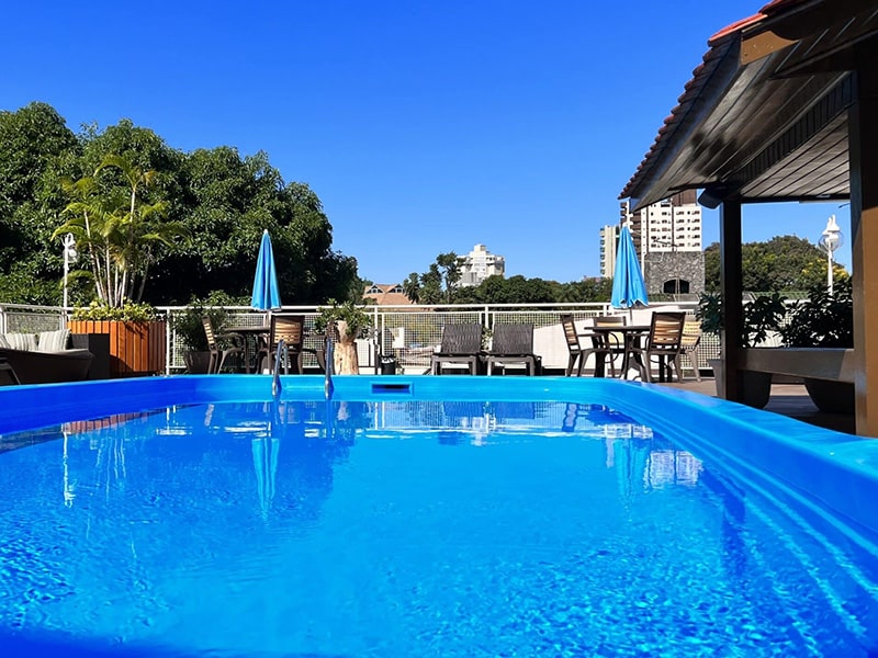 A foto mostra a belíssima piscina situada no Hotel Bella Itália em Foz do Iguaçu.