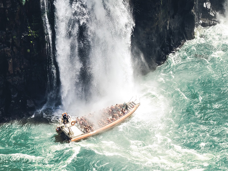 A foto mostra um passeio no Macuco Safari das Cataratas do Iguaçu.