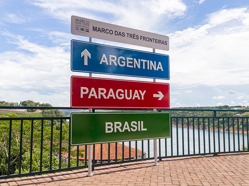 A foto mostra as placas de direção do Marco das Três Fronteiras.