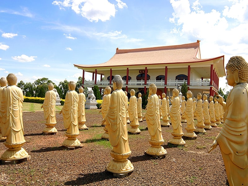 A foto mostra as diversas estátuas do Templo Budista de Foz do Iguaçu.