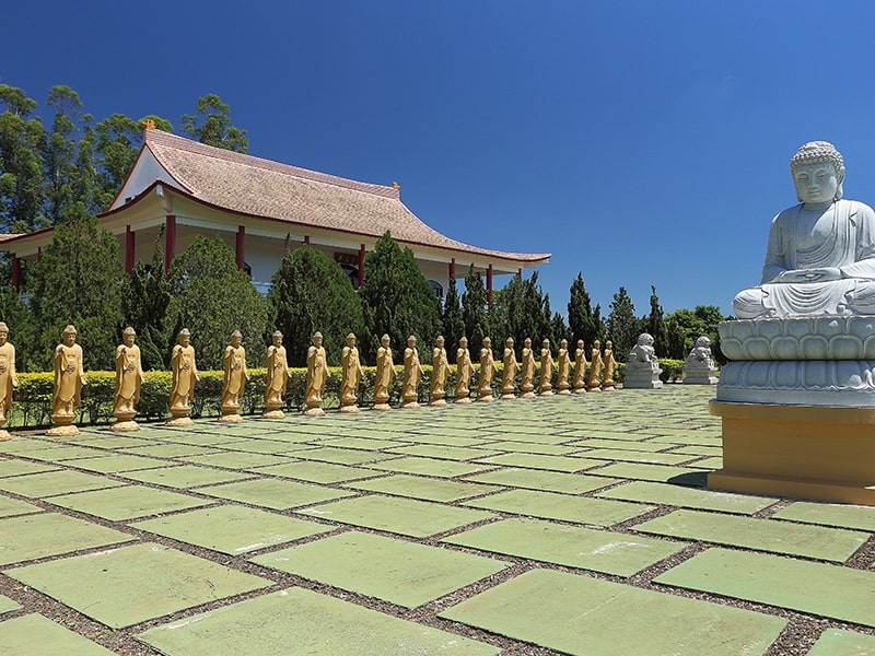 A foto mostra as principais estátuas do Templo Budista de Foz do Iguaçu.