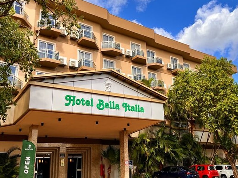 Fachada do Hotel Bella Italia, com localização estratégica para turistas. Oferece acomodações confortáveis, serviços de qualidade e fácil acesso às principais atrações da cidade.