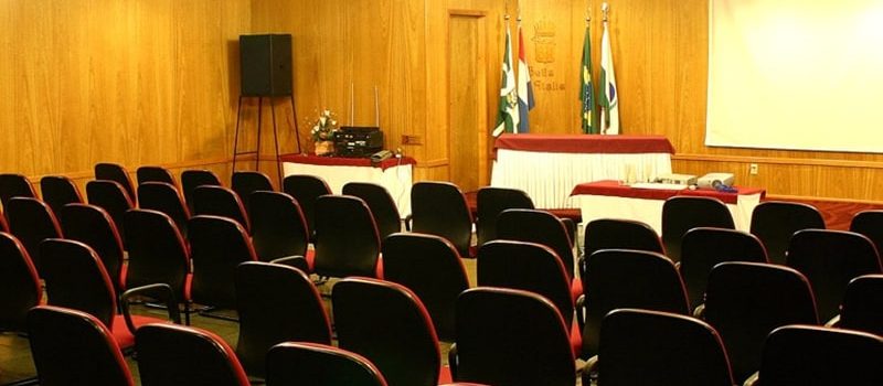 Sala Venezia do Hotel Bella Italia, em Foz do Iguaçu, disposta para uma conferência ou seminário. O ambiente bem iluminado e equipado é perfeito para eventos corporativos, consolidando o hotel como uma das melhores opções para eventos na região.